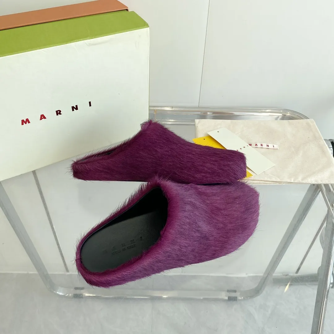👟👟Ex-factory price 520👟👟 Men's size +20 🔥🔥🔥 MARNI Sabot Horsehair Slippers A giant trendy horsehair slipper with a toe cap for all seasons, making it a beautiful landscape. The texture makes your feet more beautiful, confident and comfortable. It is a symbol of taste whether you wear it at home or outside! The real thing is very textured and the comfort is great. Fabric: horse hair. Lining: leather lining. Foot pads: leather. Sole: leather insole, rubber sole. Size: women's size 35-40. men's size: 40-46. Complete package.